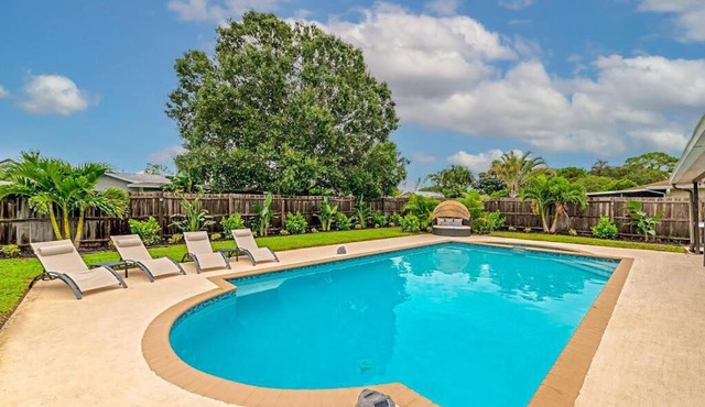 Private Backyard Oasis! Hot Tub & Salt Water Pool!