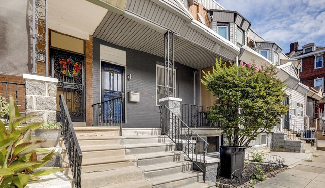 Private Backyard Jawn! Multi-Level Philly Rowhouse