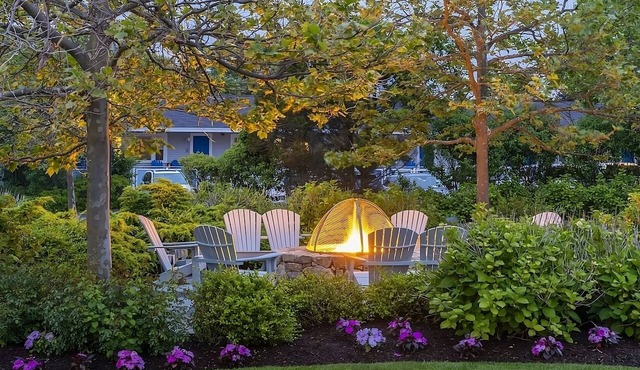Private Beach Access! Onsite Parking, Pets Allowed! Near Woods Hole Aquarium!