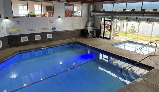 Private beach and lake access at Windermere Lake. NEW POOL AND HOT TUB NOW OPEN!