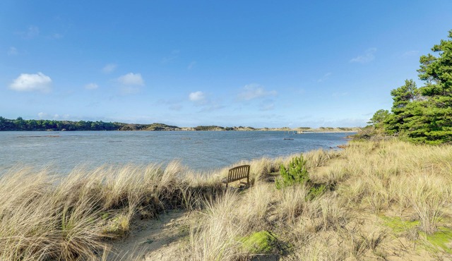 Private Beach, Deck & Grill! Siuslaw River Getaway