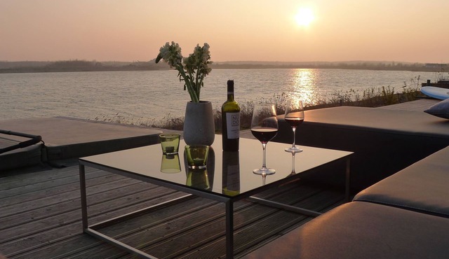 Private beach! House 'California' with fireplace, sauna & hot tub right on the lake