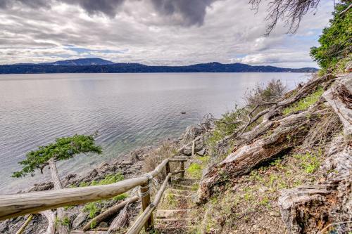 Private Beach & Hot Tub: Eastsound Waterfront Gem