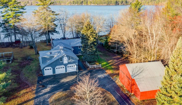 Private Beach, Hot Tub, Sauna & Boat Dock! Many lakes. Perfect all-year round!