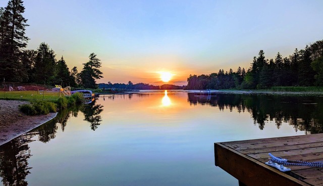 Private beach, kid-themed rooms, water toys, fishing, kayak, canoe.1.5hr frm GTA