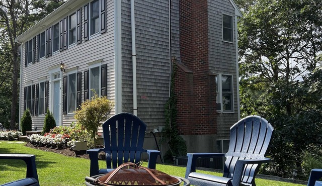 Private Beach on Pond, Linens Included, Kayak & Canoe. All Rooms w/Pond Views!
