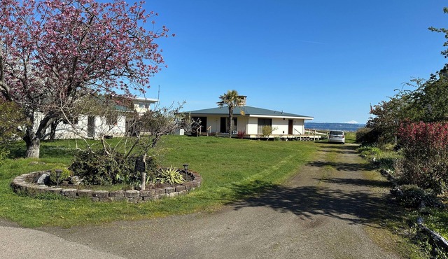 Private Beach, Pool, and Amazing Puget Sound and Cascade Mountain Views
