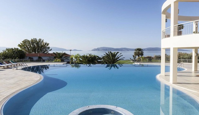 Private beach, top end villa with XXL pool