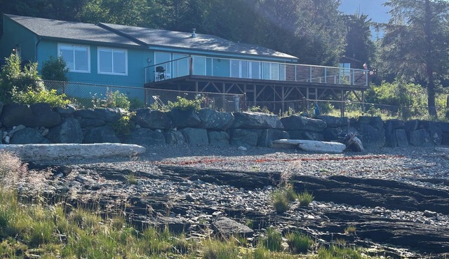 Private Beachfront 3 bedroom + loft, 5 bed, huge deck. 2 bath, WiFi, barbecue.