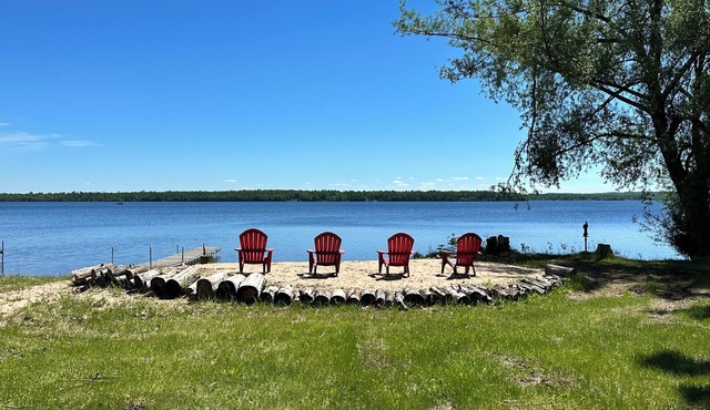Private beachfront cottage, WiFi and AC on Lake Paradise, minutes from Mackinaw