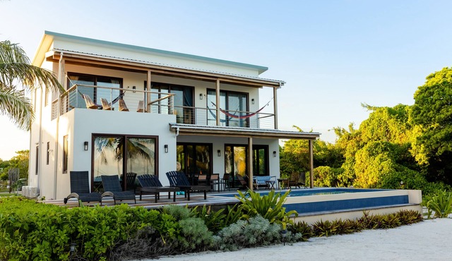 PRIVATE BEACHFRONT PARADISE with COOK & POOL = Luxury on the Sea!