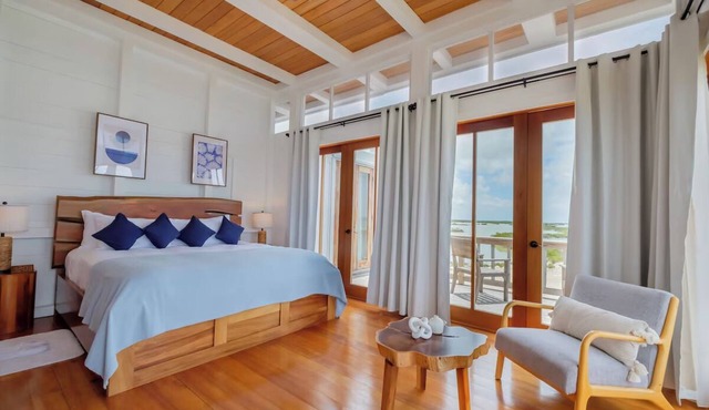 Private Beachfront Villa with Pool & Free Shuttle for Snorkeling Enthusiasts!