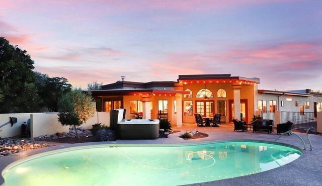 Private beautiful oasis Over Looking Oro Valley Country Club, Oro Valley Country Club home with mag