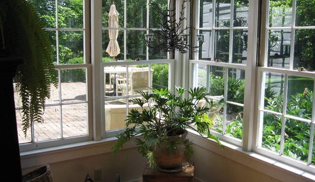 Private bed& bath in 1860s farmhouse, access to total house and patio, porch.