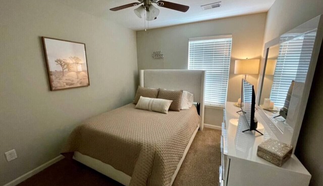 Private Bedroom in Mountainview Townhouse