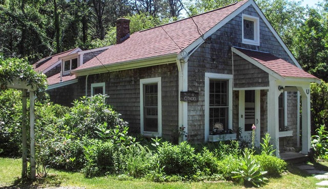 Private Brewster Cottage Near Beach & Harbor!