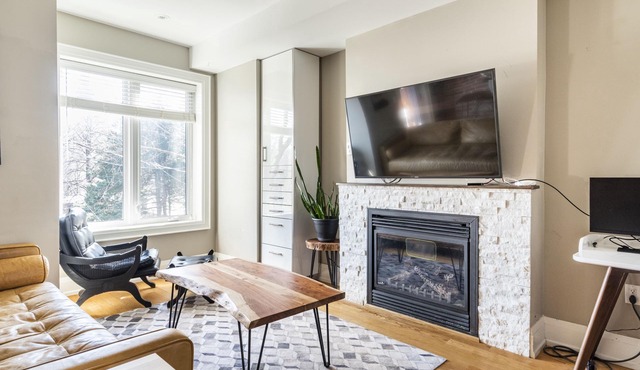 Private: Bright 2-Storey Loft w/Rooftop