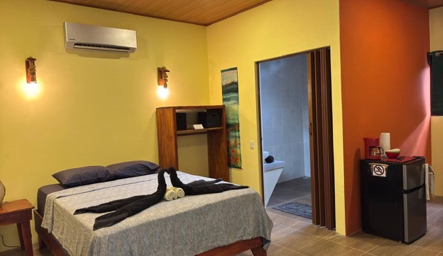 Private Cabin, Willys Fish Camp, 7 min. walk to markets, trails, beach, eateries