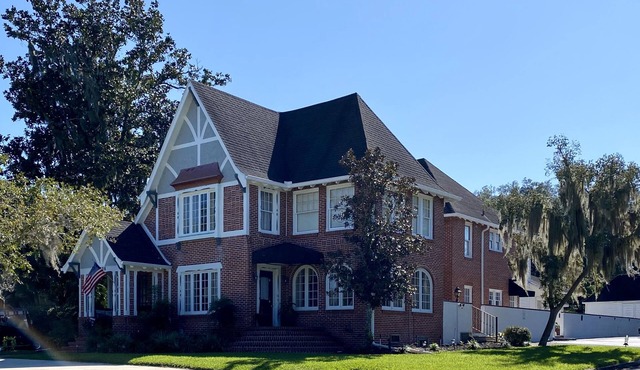 Private, Charming apartment in historic District