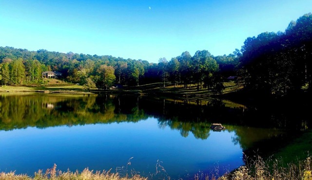 PRIVATE !! Charming Lake house on 20 acre private lake with sunset vi