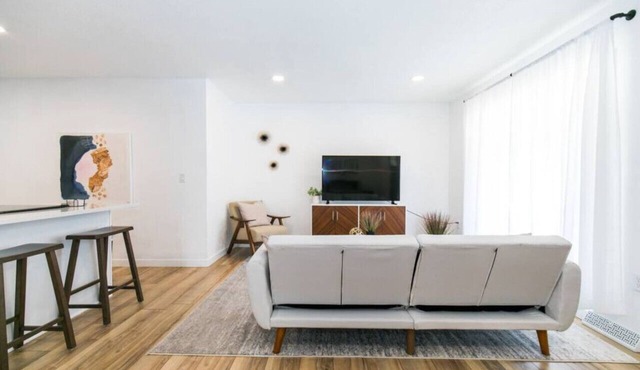 Private Chic 2br | 10 min to Downtown| Fast Wifi
