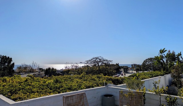 Private Coastal Cottage: Ocean Views, Walk to Beach, Hotel-Resort Amenities