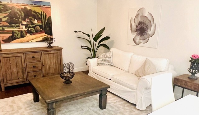 Private, comfortable, well-stocked suite close to mountains, ocean & downtown!
