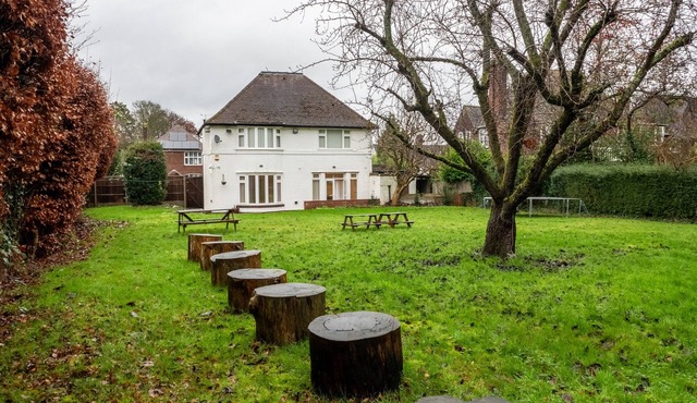 PRIVATE COMFORTABLE CONTRACTOR DETACHED LutonAirport WI-FI PARKING SPACIOUS