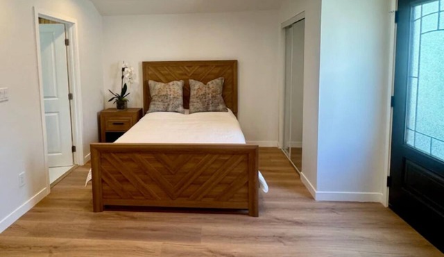 PRIVATE, COMPLETELY RENOVATED ROOMY STUDIO GUEST HOUSE WITH A SPACIOUSE YARD.