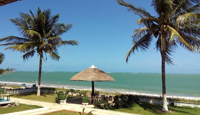 Private condominium comprising 4 independent houses on the Ipioca seafront.