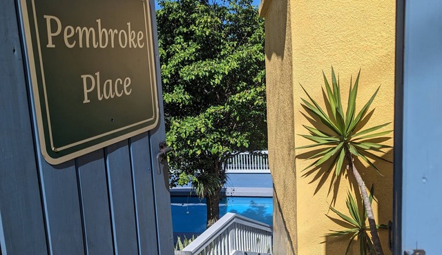 Private cottage, private pool, great views !