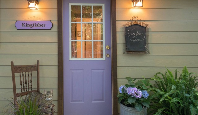 Private Cottage at Lake Resort - Unique, Quiet, Close to Town, Pets Ok