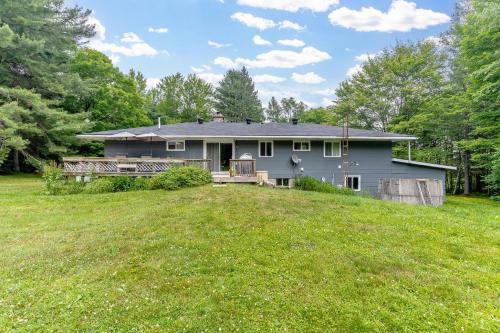 Private cottage with 26 acre & outdoor games