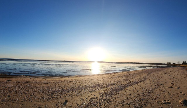 Private cottage with WiFi in charming Old Lyme Shores Beach Association
