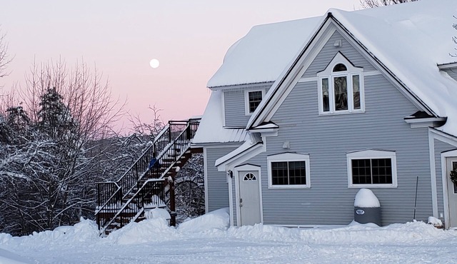Private Country House with History, Wi-Fi, Jetted Tub, 5 BR