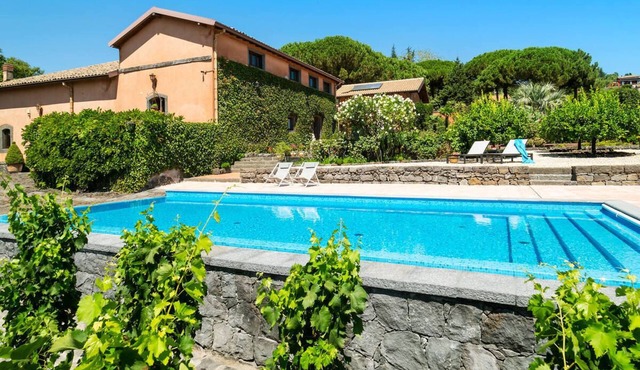 Private countryside villa with swimming pool