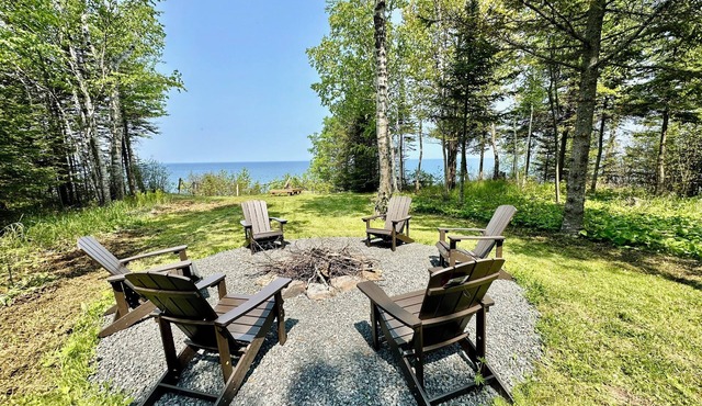 Private Cozy & Spacious Lake Superior Lakefront Cabin: Parking and Firepit