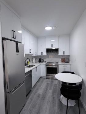 Private Creekstone Basement Suite with Kitchen