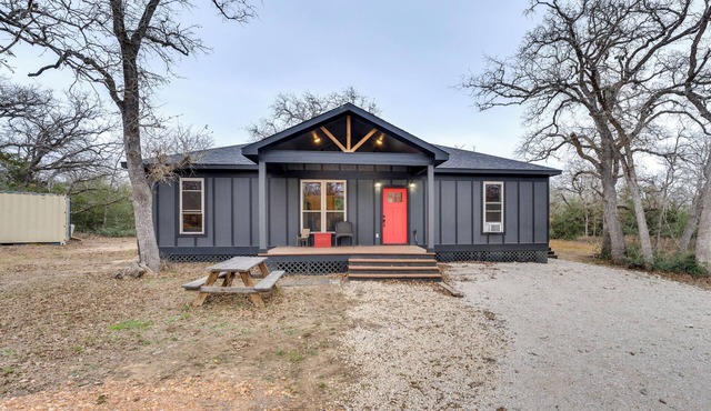 Private Deck & Forest Setting: Waelder Cabin!