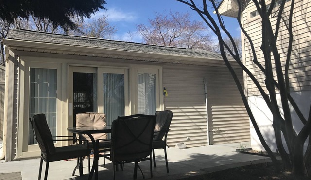 Private detached 1bedroom guest house.