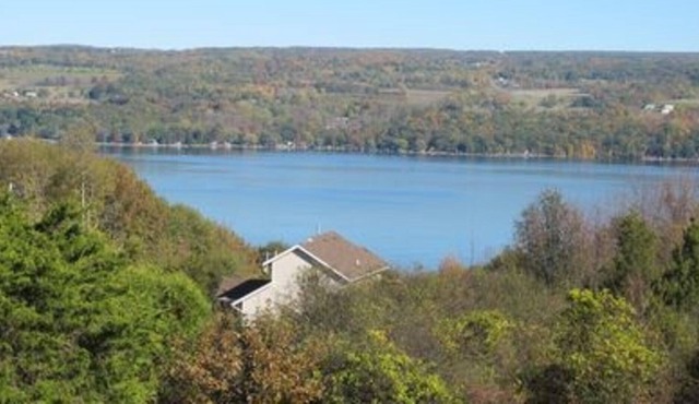PRIVATE DOCK on WINE-TRAIL!!! Superb WiFi &4 acres of privacy on the wine trail!