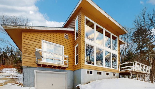 Private dog-friendly house w/mountain views, deck, firepit, w/d