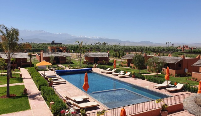 Private domain from 10 to 32 people, 9 bungalows, 4 of which with private swimming pool. Marrakech