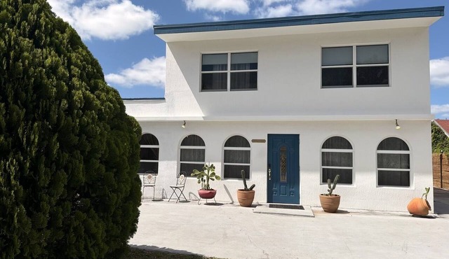 Private duplex (first floor) centrally located to beaches and the city of Miami.
