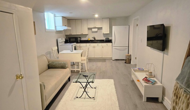 Private Entrance, Lower suite, 1 bedroom, exclusively yours, nice neighborhood