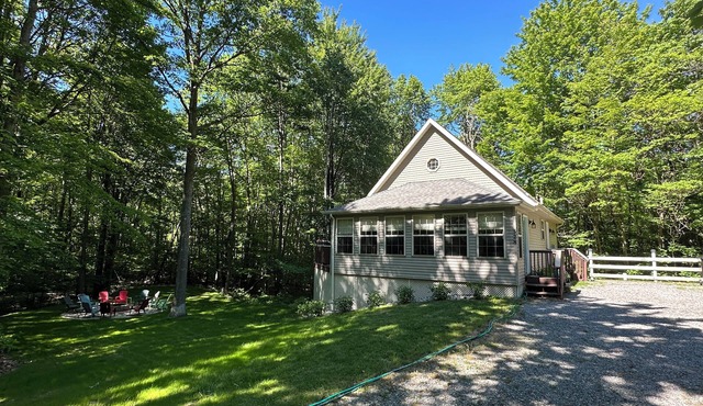 Private Fire Pit Patio, Outdoor Deck, and Heated Pool. Memorial Day Available