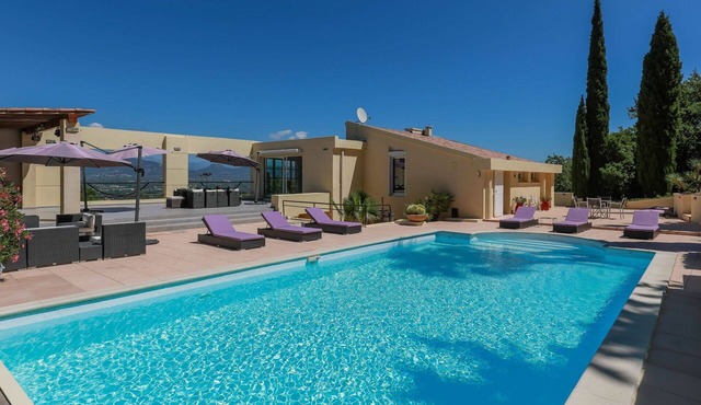 Private Villa with WIFI, A/C, hot tub, private pool, TV, terrace, pets allowed, panoramic view