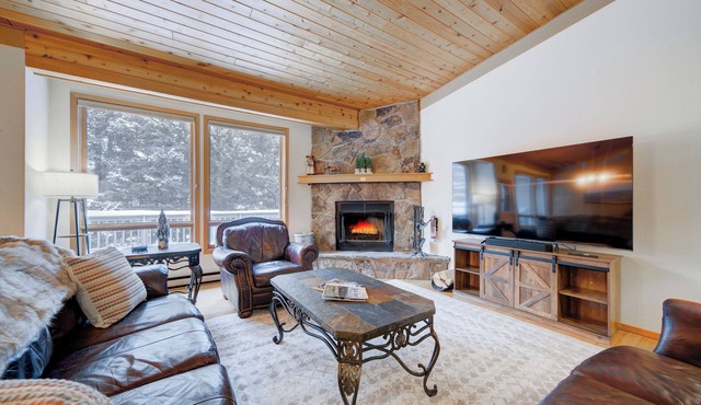 Private Game Room, Close to Town Center and Ski Resort! Hot Tub & Sauna!
