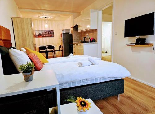 PRIVATE GARDEN 2BR PRAGUE APARTMENT for Business & Leisure, FREE PARKING & Gym, by LIVE-INN 2