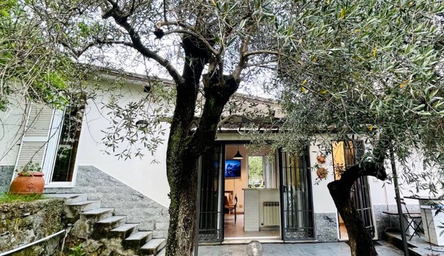 Private garden cottage just steps from the sea